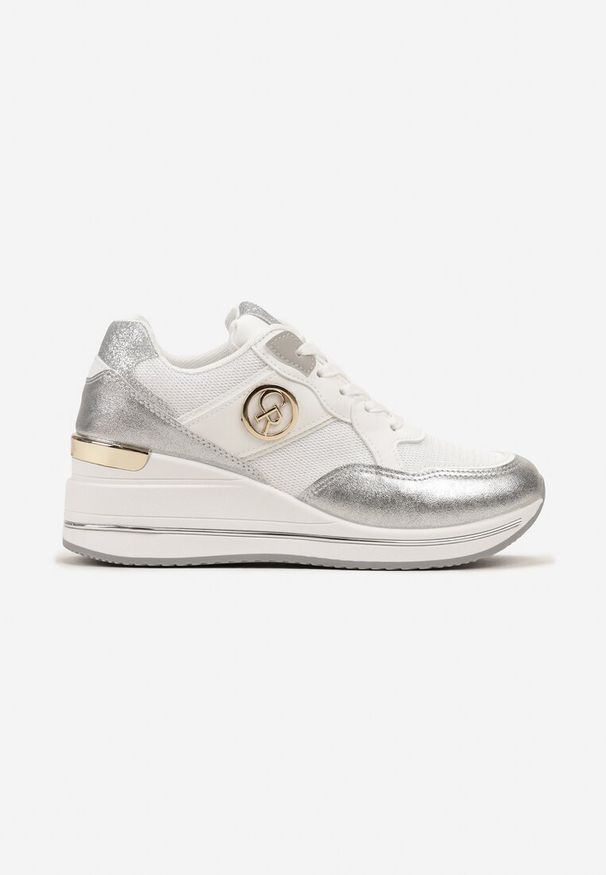 Born2be - Srebrne Sneakersy na Koturnie z Siateczką i Brokatem oraz Metalową Klamerką Tilansa. Kolor: biały, srebrny. Materiał: materiał. Obcas: na koturnie