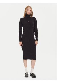 Tommy Jeans Sukienka dzianinowa Badge DW0DW22167 Czarny Regular Fit. Kolor: czarny. Materiał: bawełna #1
