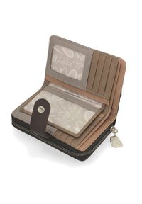 Portfel damski Anekke, z dekoracyjnym nadrukiem i metalowym logo zamykany na klapę wyposażony w przegrody na banknoty kieszeń na monety oraz liczne m. Kolor: brązowy. Wzór: nadruk #7