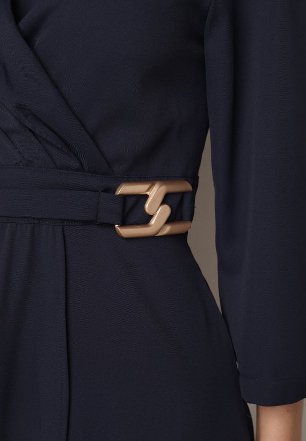 Born2be - Granatowa Kopertowa Sukienka Wieczorowa z Metaliczną Aplikacją w Talii Henalana. Okazja: na imprezę. Typ kołnierza: dekolt w serek. Kolor: niebieski. Wzór: aplikacja. Typ sukienki: kopertowe. Styl: wizytowy