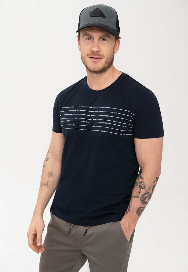 Volcano - Koszulka męska z subtelnym nadrukiem T-JACK. Okazja: na co dzień. Kolor: niebieski. Materiał: włókno, denim, bawełna. Długość rękawa: krótki rękaw. Długość: krótkie. Wzór: nadruk. Sezon: lato, zima. Styl: klasyczny, elegancki, casual