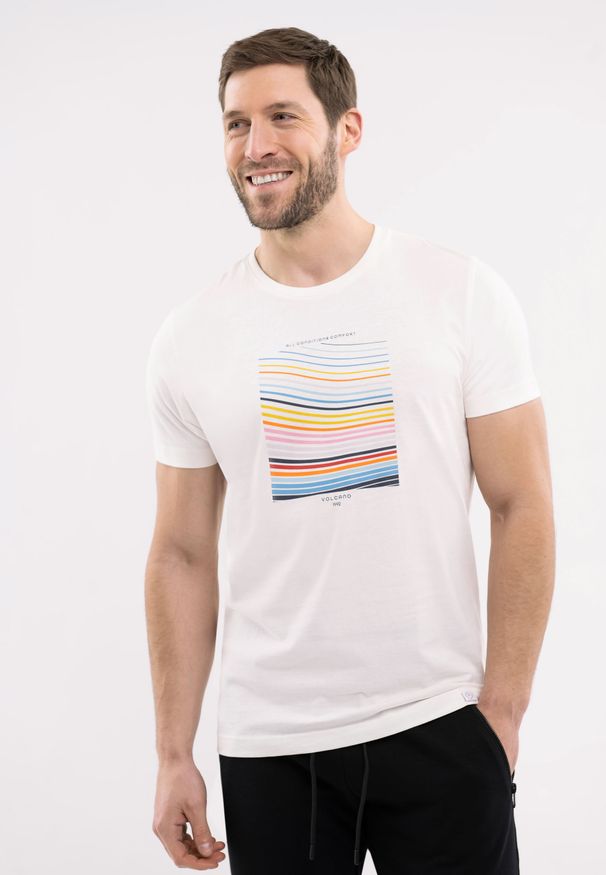 Volcano - T-shirt z nadrukiem T-ARCHER. Kolor: beżowy. Materiał: skóra, materiał, bawełna. Długość rękawa: krótki rękaw. Długość: krótkie. Wzór: nadruk. Styl: klasyczny