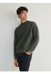 Reserved - Bluza z efektem sprania - ciemnozielony. Kolor: zielony. Materiał: dzianina, bawełna