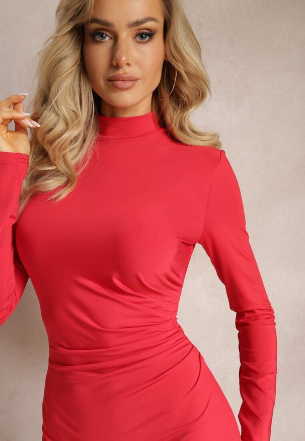 Renee - Czerwona Sukienka Midi z Marszczeniem i Rozcięciem Vangia. Okazja: na co dzień. Kolor: czerwony. Materiał: wiskoza. Typ sukienki: proste. Styl: casual. Długość: midi