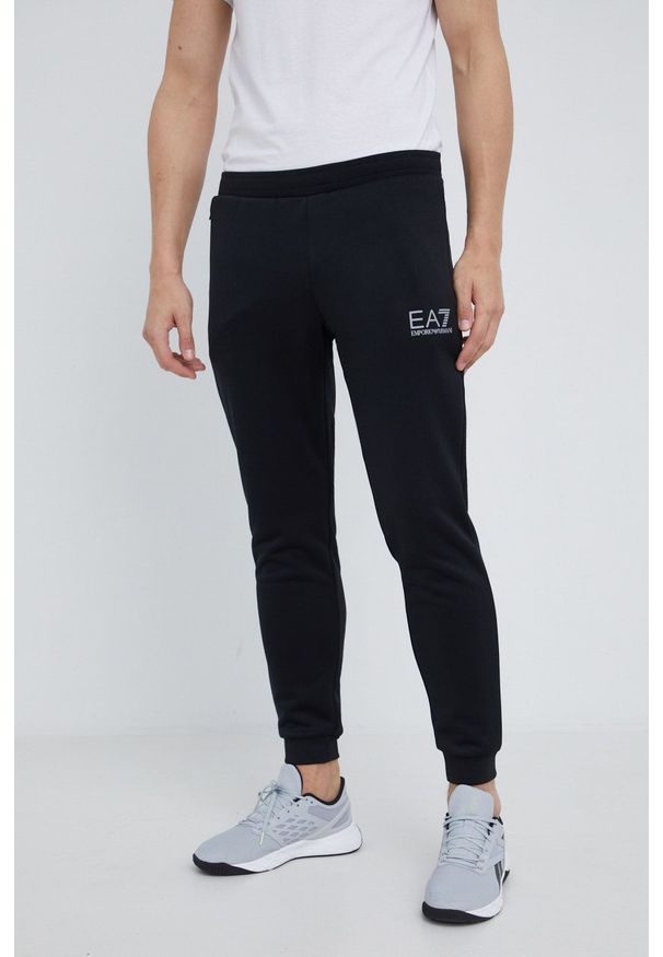 EA7 Emporio Armani spodnie dresowe męskie kolor czarny z nadrukiem. Kolor: czarny. Materiał: dresówka. Wzór: nadruk