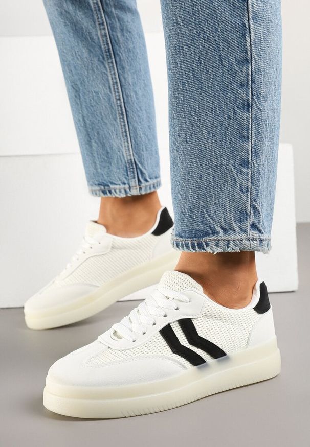 Born2be - Białe Sneakersy w Stylu Tenisówek z Geometrycznymi Paskami Falenira. Okazja: na spacer. Zapięcie: pasek. Kolor: biały. Materiał: jeans. Wzór: geometria. Sport: turystyka piesza