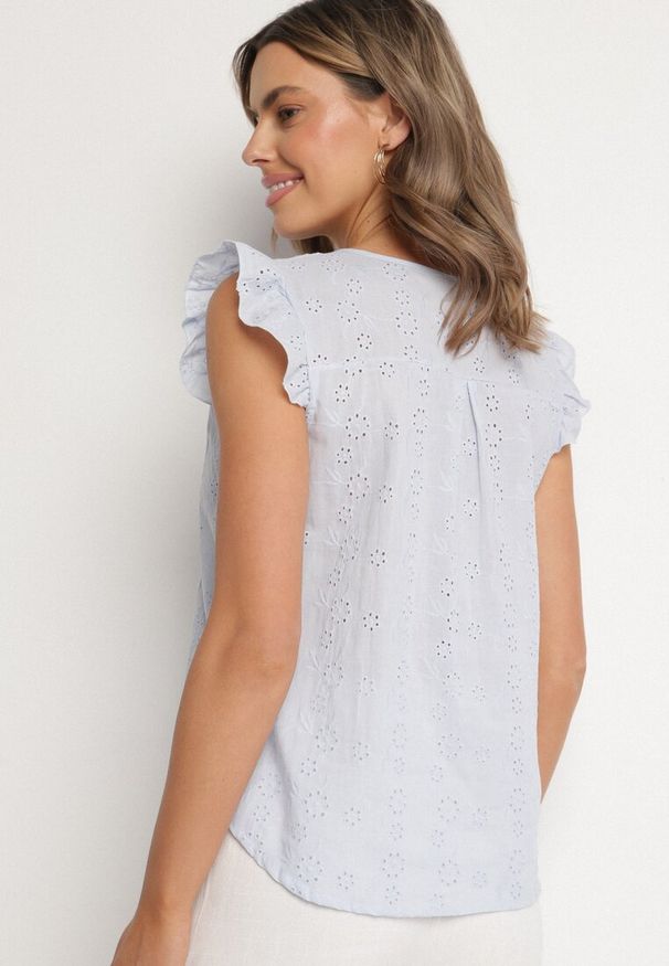 Born2be - Jasnoniebieska Bawełniana Bluzka Ozdobiona Ażurowym Wzorem i Falbankami Ridiruna. Okazja: na co dzień. Typ kołnierza: kołnierz z falbankami. Kolor: niebieski. Materiał: bawełna. Wzór: aplikacja, ażurowy. Styl: casual