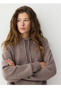 Reserved - Wełniany sweter z kapturem - brązowy. Typ kołnierza: kaptur. Kolor: brązowy. Materiał: wełna #1