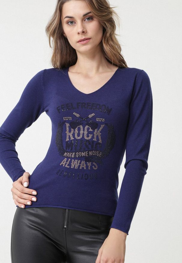 Born2be - Granatowy Sweter Bungala. Okazja: na co dzień. Typ kołnierza: dekolt w serek. Kolor: niebieski. Długość rękawa: długi rękaw. Długość: długie. Wzór: nadruk, aplikacja. Styl: casual, klasyczny