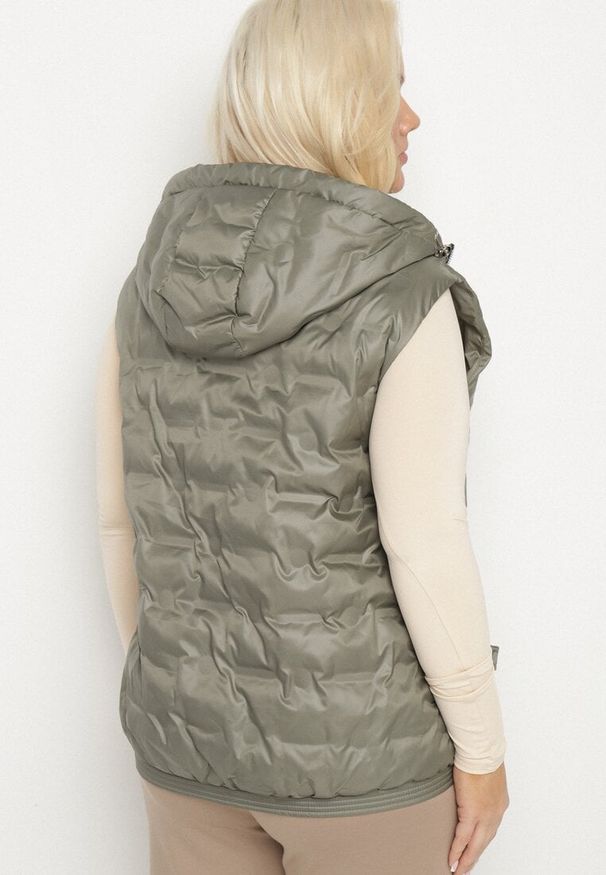 Born2be - Zielona Pikowana Kamizelka z Kapturem i Ściągaczem w Talii Evelbia. Okazja: na spacer. Typ kołnierza: kaptur. Kolekcja: plus size. Kolor: zielony. Materiał: jeans. Wzór: aplikacja. Styl: klasyczny, elegancki