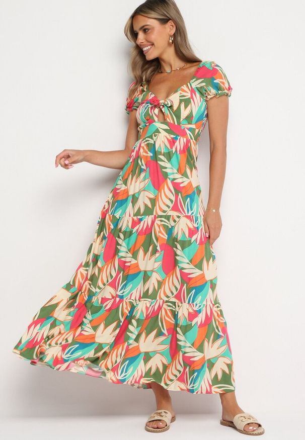 Born2be - Zielona Wiskozowa Sukienka w Kwiaty z Wiązaniem przy Dekolcie i Falbanką Meviera. Okazja: na randkę, na spacer, na co dzień. Kolor: zielony. Materiał: wiskoza. Wzór: kwiaty. Sezon: lato. Styl: casual