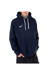 Bluza Nike M NK FLC Park20 PO Hoodie CW6894-451 - granatowa. Typ kołnierza: kaptur. Kolor: niebieski. Materiał: poliester, materiał, bawełna. Wzór: aplikacja. Styl: klasyczny #1