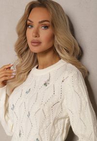Renee - Jasnobeżowy Sweter z Haftowanymi Kwiatkami i Tłoczeniem Innara. Okazja: na randkę. Kolor: beżowy. Wzór: kwiaty, haft. Styl: elegancki #4