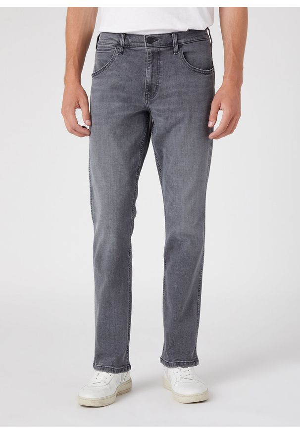 Wrangler - WRANGLER GREENSBORO MĘSKIE SPODNIE JEANSOWE JEANSY EBONY SKY W15Q29Z47 112330502