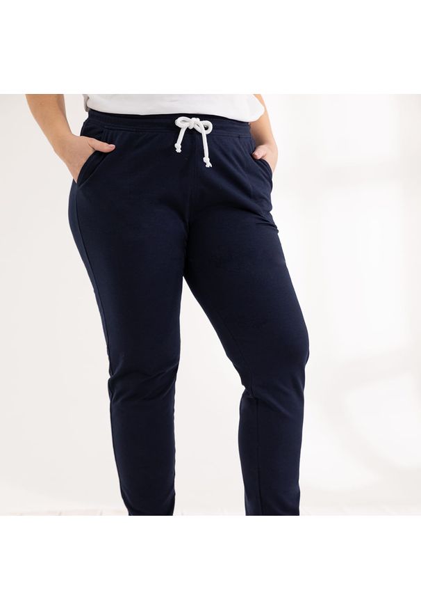 Moda Size Plus Iwanek - Granatowe spodnie dresowe Klara XXL OVERSIZE JESIEŃ. Okazja: na co dzień, na spacer. Kolor: niebieski. Materiał: dresówka. Długość: krótkie. Sezon: jesień. Styl: casual