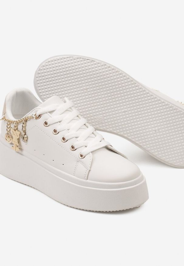 Renee - Biało-Beżowe Sznurowane Sneakersy z Ekoskóry na Platformie z Łańcuszkiem i Zawieszkami Salvania. Nosek buta: okrągły. Zapięcie: sznurówki. Kolor: biały. Materiał: materiał. Obcas: na platformie. Wysokość obcasa: niski