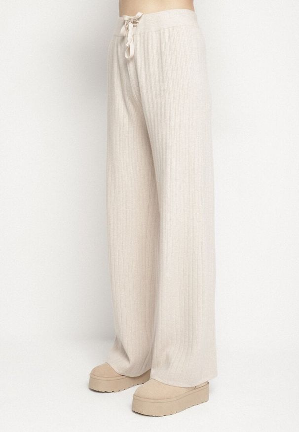 Born2be - Jasnobeżowy Prążkowany Komplet Dzianinowy Szerokie Spodnie i Sweter z Półgolfem Fenitiva. Kolor: beżowy. Materiał: dzianina, prążkowany