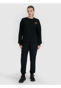 4f - 4F Longsleeve oversize z nadrukiem damski - czarny XXL. Okazja: na co dzień. Kolor: czarny. Materiał: dzianina, bawełna, włókno, poliester, materiał. Długość rękawa: długi rękaw. Długość: długie. Wzór: nadruk. Styl: klasyczny, elegancki, sportowy, casual