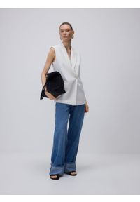 Reserved - Garniturowa kamizelka oversize - biały. Kolor: biały. Materiał: wiskoza, tkanina