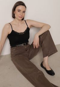 Born2be - Czarny Bawełniany Top na Ramiączkach z Ozdobną Koronką przy Dekolcie Berlisa. Okazja: na co dzień, na spotkanie biznesowe. Kolor: czarny. Materiał: bawełna, koronka. Długość rękawa: na ramiączkach. Wzór: koronka. Styl: casual, biznesowy, elegancki #1