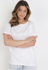 Born2be - Biały T-shirt Ammi. Kolor: biały. Materiał: bawełna, dzianina, elastan. Długość rękawa: krótki rękaw. Długość: krótkie