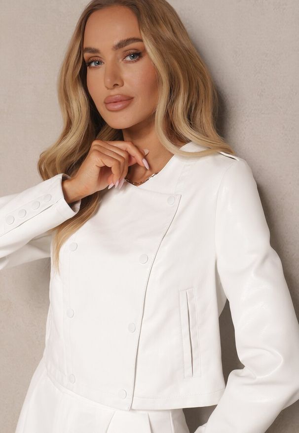 Renee - Biała Kurtka w Stylu Ramoneski z Guzikami Sesiloria. Okazja: na co dzień. Kolor: biały. Materiał: jeans. Długość: krótkie. Styl: wizytowy, elegancki, casual
