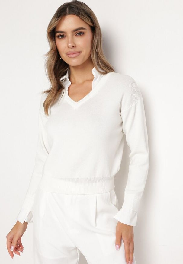 Born2be - Biały Sweter z Koszulową Wstawką i Dekoltem w Serek Terviap. Okazja: na co dzień. Typ kołnierza: dekolt w serek. Kolor: biały. Materiał: jeans. Styl: klasyczny, elegancki, casual