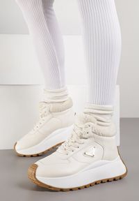 Renee - Beżowe Sneakersy Śniegowce Vices na Platformie Ozdobione Trójkątną Aplikacją Ficebia. Okazja: na co dzień. Kolor: beżowy. Materiał: jeans, skóra. Wzór: aplikacja. Obcas: na platformie