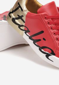 Renee - Czerwono-Złote Sneakersy z Ozdobnym Nadrukiem Arenthea. Kolor: czerwony. Wzór: nadruk #4