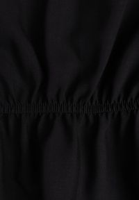 Renee - Czarna Sukienka z Wiskozy Jonmy. Okazja: na co dzień. Typ kołnierza: dekolt w serek. Kolor: czarny. Wzór: gładki, aplikacja. Typ sukienki: proste. Materiał: wiskoza. Długość rękawa: krótki rękaw. Sezon: lato. Styl: casual, elegancki. Długość: midi #8