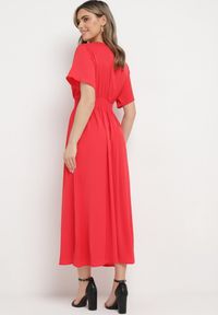 Born2be - Czerwona Sukienka Długa o Rozkloszowanym Fasonie z Kopertowym Dekoltem Saliusa. Okazja: na co dzień. Kolor: czerwony. Typ sukienki: kopertowe. Styl: elegancki, casual. Długość: maxi #3