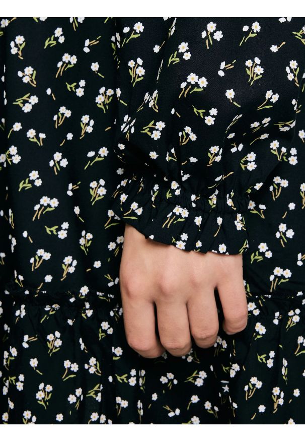 Big-Star - Sukienka dziewczęca z wiskozy z motywem kwiatowym czarna Namisa 906. Kolor: czarny. Materiał: wiskoza. Długość rękawa: długi rękaw. Wzór: kwiaty. Typ sukienki: rozkloszowane