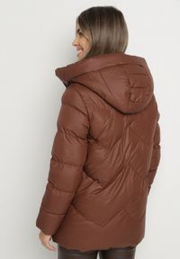 Born2be - Brązowa Pikowana Kurtka z Kapturem Ozdobiona Sznurkami Olittia. Okazja: na co dzień. Typ kołnierza: kaptur. Kolor: brązowy. Wzór: aplikacja. Styl: casual #5