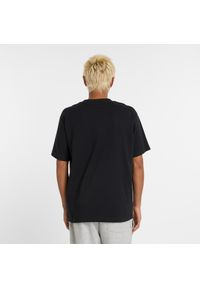 Koszulka męska New Balance MT51506BK – czarna. Kolor: czarny. Materiał: bawełna, dresówka. Długość rękawa: krótki rękaw. Długość: krótkie. Wzór: napisy #4