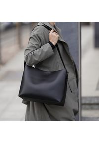 Shopper Solier FL40 Ellise czarna. Kolor: czarny. Wzór: jednolity. Materiał: skórzane. Styl: biznesowy, elegancki, casual. Rodzaj torebki: na ramię
