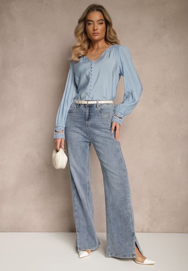 Renee - Jasnoniebieska Koszula Ozdobiona Ażurowym Wzorem Erivora. Kolor: niebieski. Materiał: jeans. Wzór: aplikacja, ażurowy. Styl: elegancki