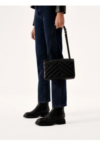 Kazar - Podłużna torebka na ramię z efektownym przeszyciem. Kolor: czarny. Wzór: gładki. Materiał: skórzane. Styl: elegancki, klasyczny. Rodzaj torebki: na ramię #5