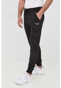 Calvin Klein Jeans spodnie dresowe bawełniane męskie kolor czarny wzorzyste. Kolor: czarny. Materiał: dresówka, bawełna