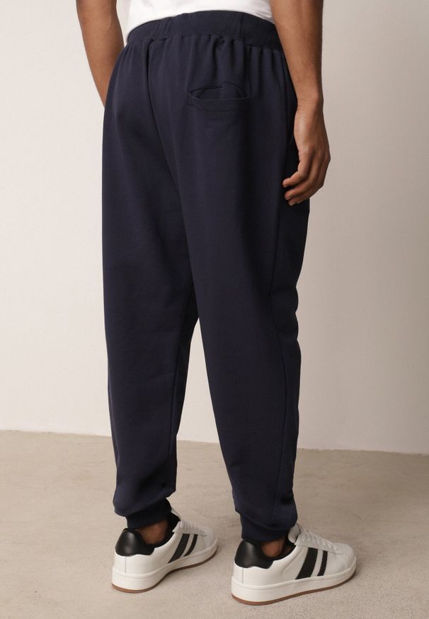 Born2be - Granatowe Spodnie Dresowe z Bawełną ze Ściągaczami Hailise. Okazja: do domu, na co dzień. Kolor: niebieski. Materiał: bawełna, dresówka. Styl: sportowy, casual