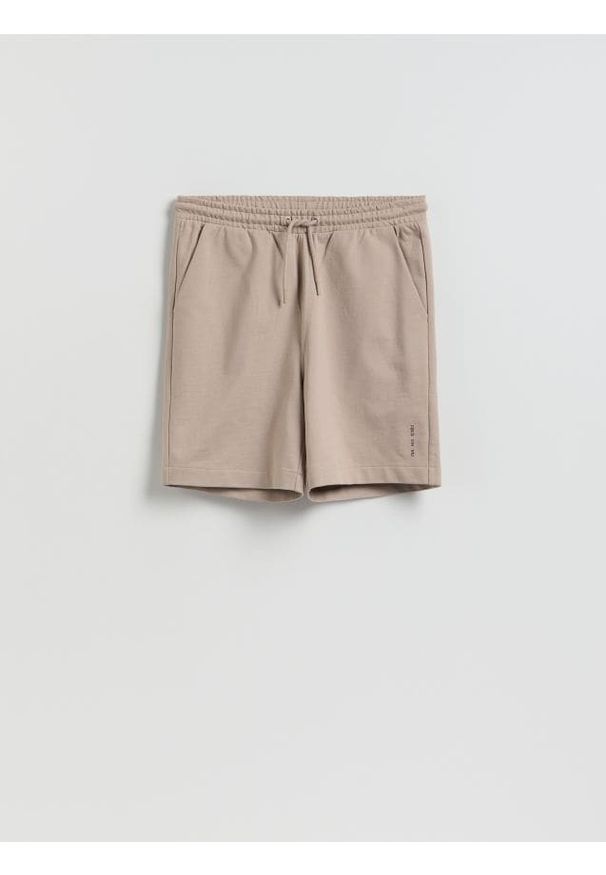 Reserved - Szorty regular fit - beżowy. Kolor: beżowy. Materiał: bawełna