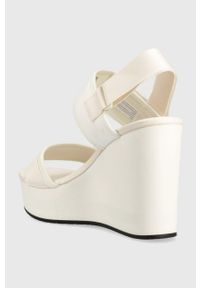 Calvin Klein Jeans sandały WEDGE SANDAL BADGE damskie kolor biały na koturnie YW0YW01028. Zapięcie: rzepy. Kolor: biały. Materiał: materiał, guma. Wzór: gładki. Obcas: na koturnie #2