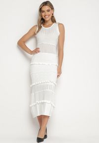 Born2be - Biała Sweterkowa Sukienka Midi z Falbankami Gadise. Typ kołnierza: kołnierz z falbankami. Kolor: biały. Wzór: aplikacja. Długość: midi #1