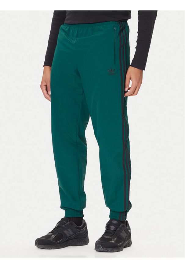Adidas - adidas Spodnie dresowe adicolor Woven Firebird JY1335 Zielony Regular Fit. Kolor: zielony. Materiał: syntetyk