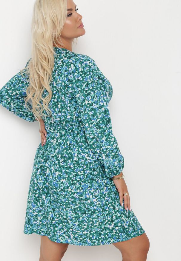 Born2be - Zielona Kopertowa Sukienka Midi w Kwiaty z Gumką w Pasie i Głębokim Dekoltem Donata. Okazja: na co dzień. Typ kołnierza: dekolt w serek. Kolekcja: plus size. Kolor: zielony. Wzór: kwiaty. Typ sukienki: kopertowe. Długość rękawa: długi rękaw. Sezon: jesień, wiosna. Styl: klasyczny, casual. Długość: midi
