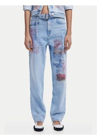 Desigual Jeansy Hawai 25SWDD13 Niebieski Mom Fit. Kolor: niebieski
