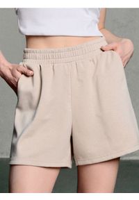 Sinsay - Szorty dresowe soft touch - beżowy. Kolor: beżowy. Materiał: dresówka