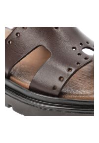 Klapki damskie Armodo, cholewka ze skóry naturalnej z ażurowymi perforacjami szeroki pasek z regulacją na rzep, brązowe, 40440. Kolor: brązowy. Materiał: skóra. Wzór: ażurowy #4