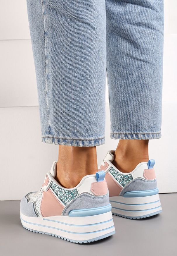 Renee - Niebieskie Sneakersy na Niskiej Platformie ze Wstawkami z Brokatu Quinnes. Okazja: na co dzień. Zapięcie: sznurówki. Kolor: niebieski. Obcas: na platformie