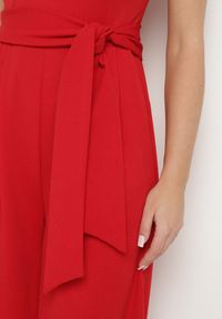 Born2be - Czerwony Kombinezon Ozdobiony Paskiem z Szerokimi Nogawkami Deolise. Kolor: czerwony. Długość rękawa: na ramiączkach. Wzór: aplikacja. Styl: elegancki #7