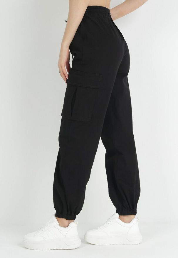 Born2be - Czarne Spodnie z Kieszeniami Cargo High Waist z Gumką w Pasie Janesa. Stan: podwyższony. Kolor: czarny